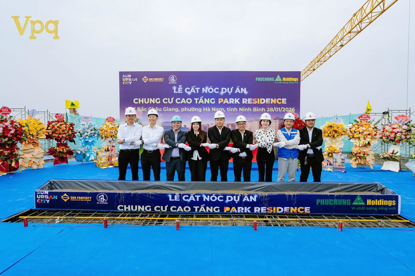 Đại biểu bắt tay nhau