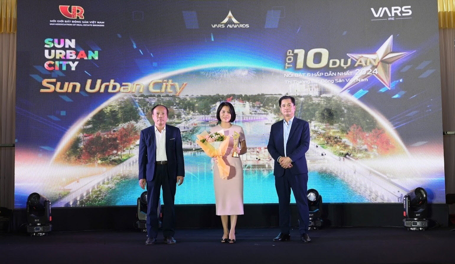 Đại diện Sun Property nhận cúp vinh danh dự án nổi bật nhất thị trường 2024 cho Sun Urban City Hà Nam