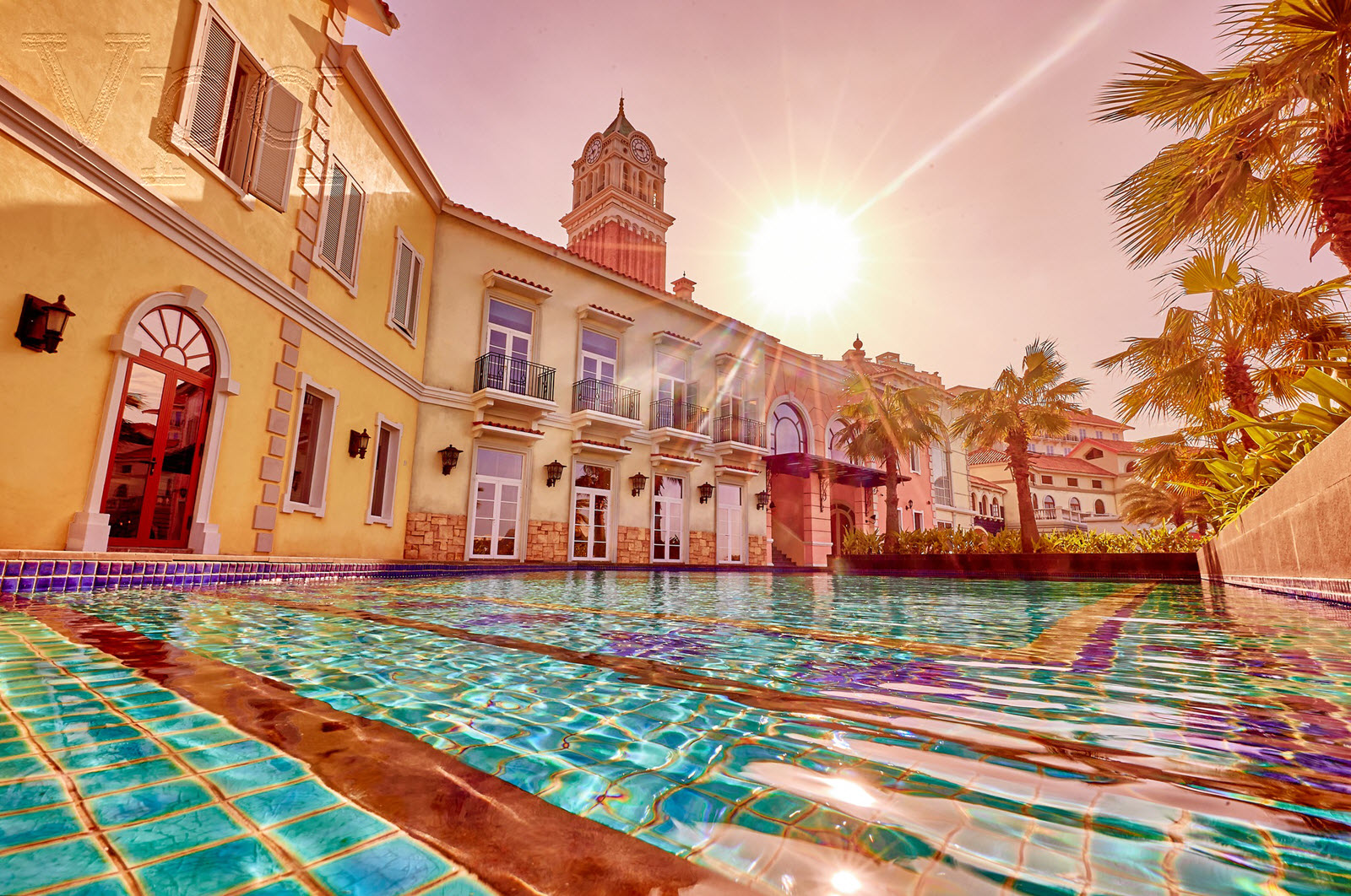 Tháp đồng hồ Venice nhìn từ hồ bơi Central Village