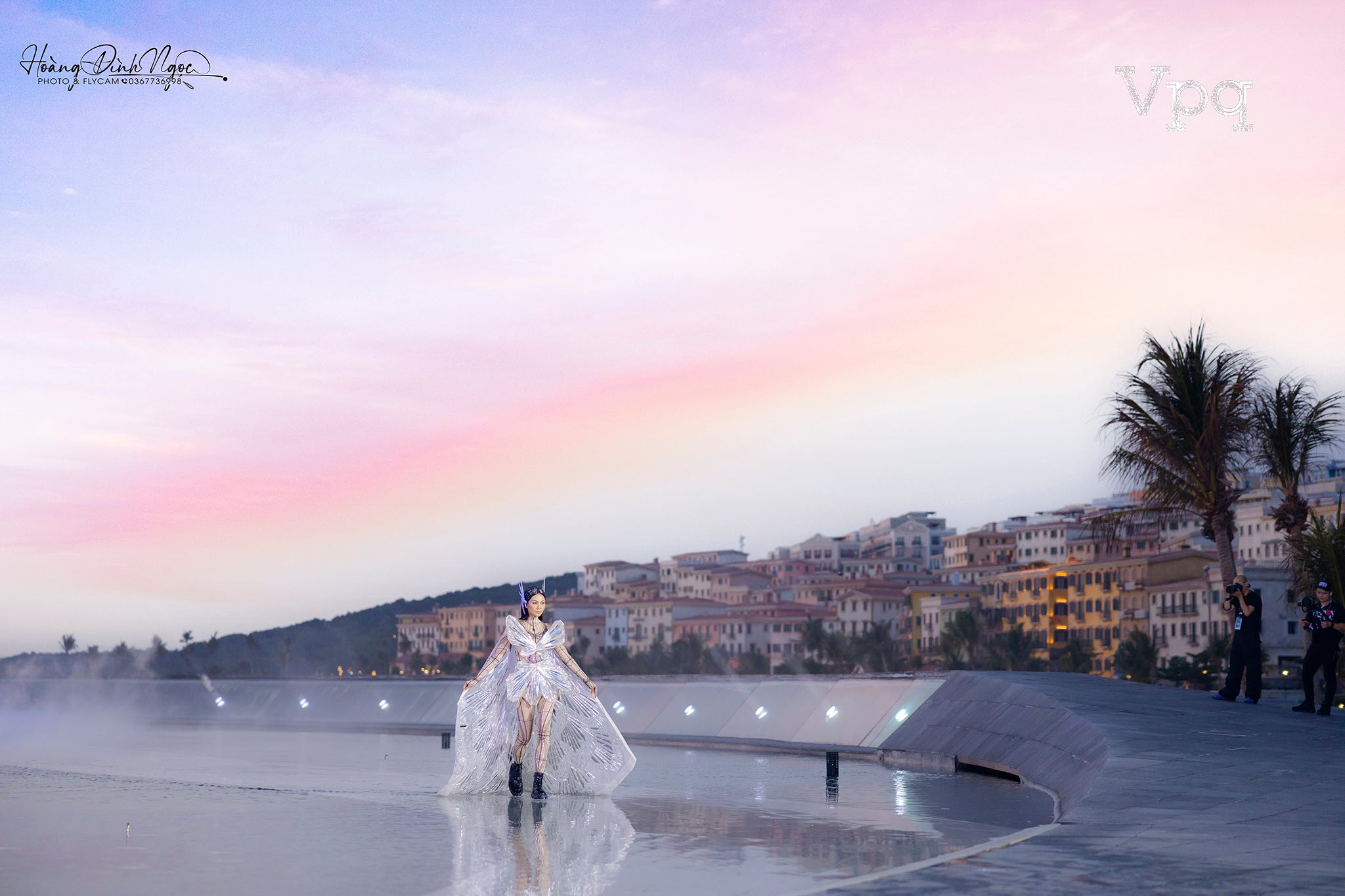 Siêu Mẫu Thanh Hằng catwalk tại sàn diễn Sunset Town