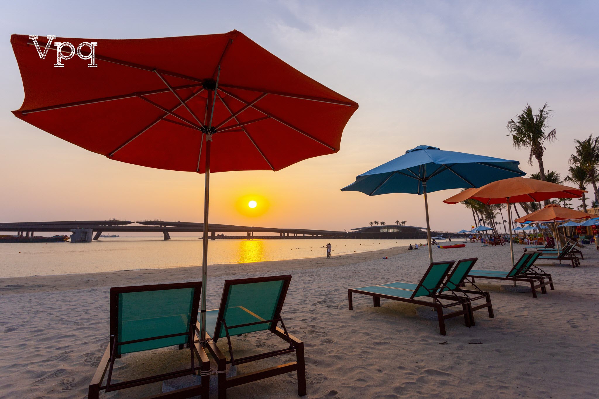 Bãi tắm trải dài từ kết nối các công trình biểu tượng và trung tâm Central Village