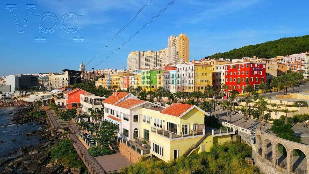 Những căn nhà hàng ven biển độc đáo kết hợp cùng Ga cáp treo Hòn Thơm