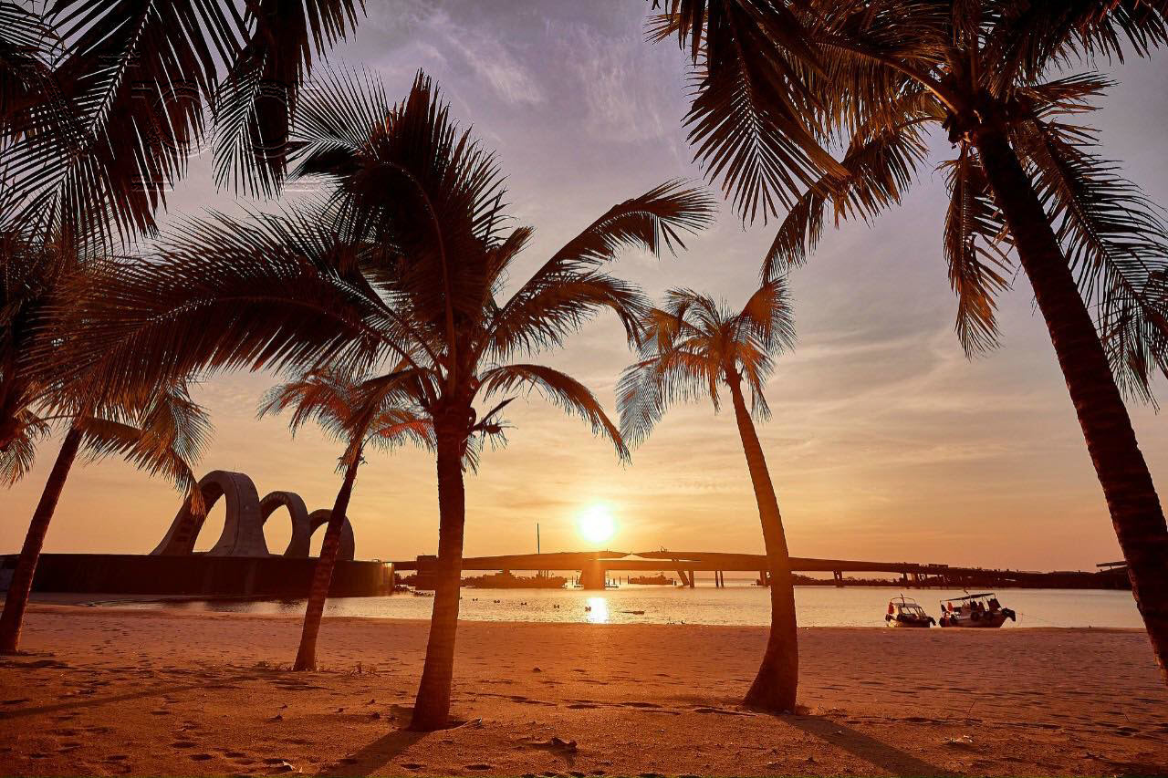 Hoàng Hôn chiếu xuống bãi cát Sunset Town