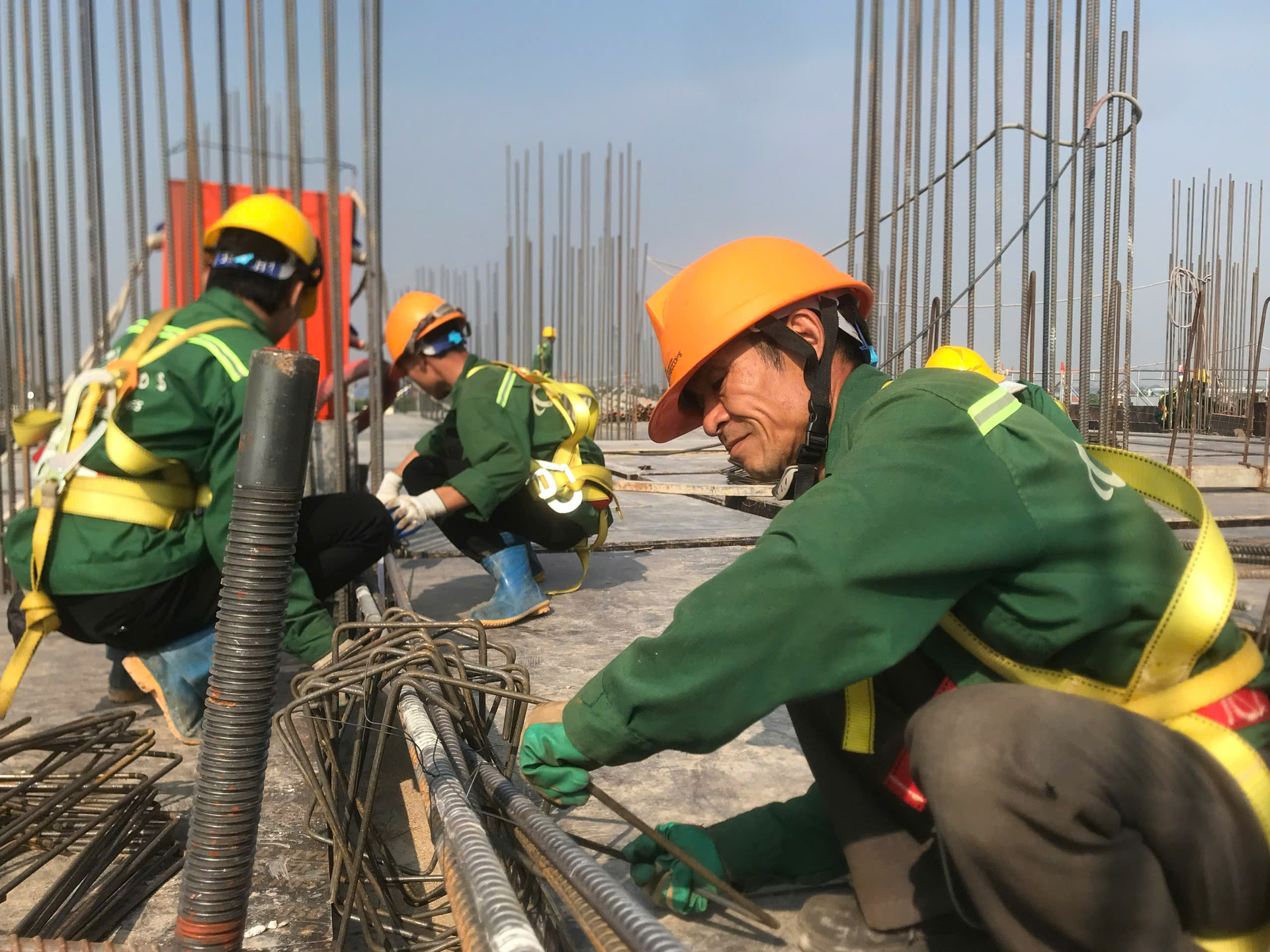 Những vị anh hùng thầm lặng đang thi công tại dự án