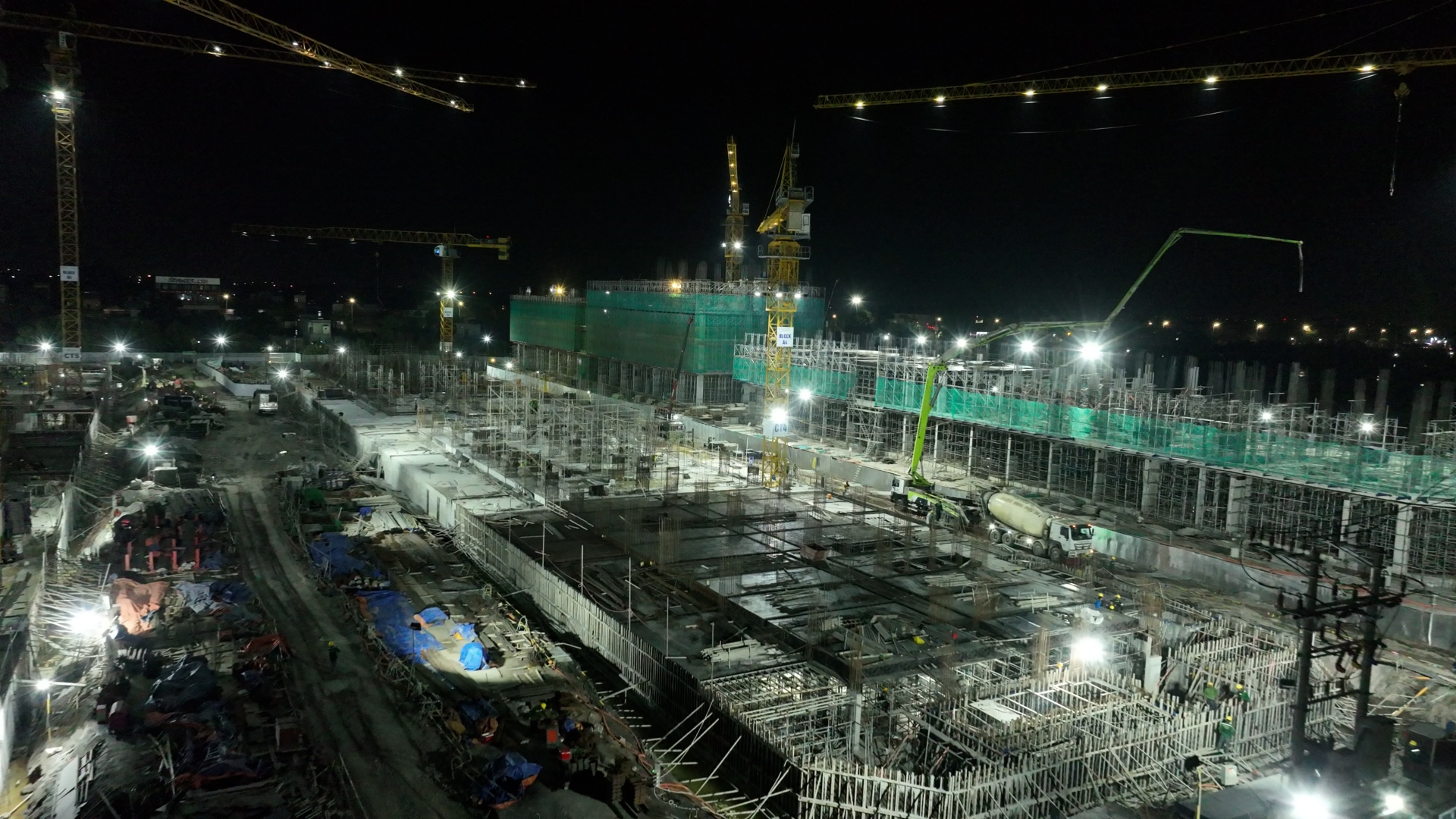 Công trường thi công tăng ca đến 22h đêm