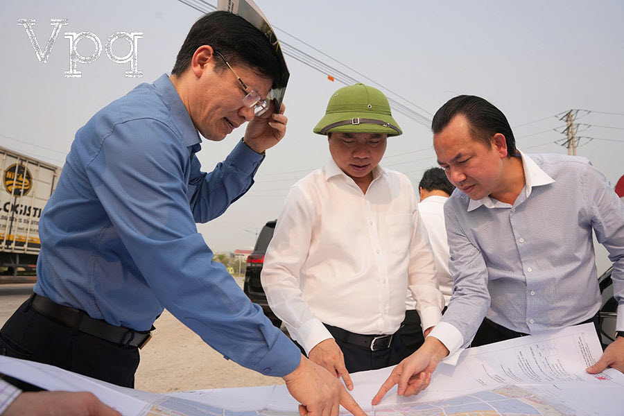 Đồng chí Trương Quốc Huy, Bí thư Tỉnh ủy cùng đi kiểm tra địa điểm xây dựng Trường đại học Kinh tế quốc dân tại Khu đại học Nam Cao
