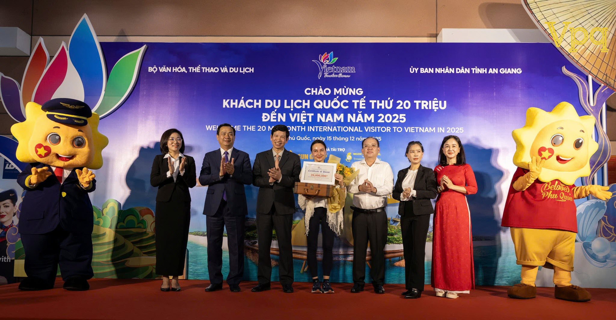 Đây là cột mốc lịch sử lần đầu tiên được ghi nhận trong 65 năm hình thành và phát triển của ngành Du lịch Việt Nam