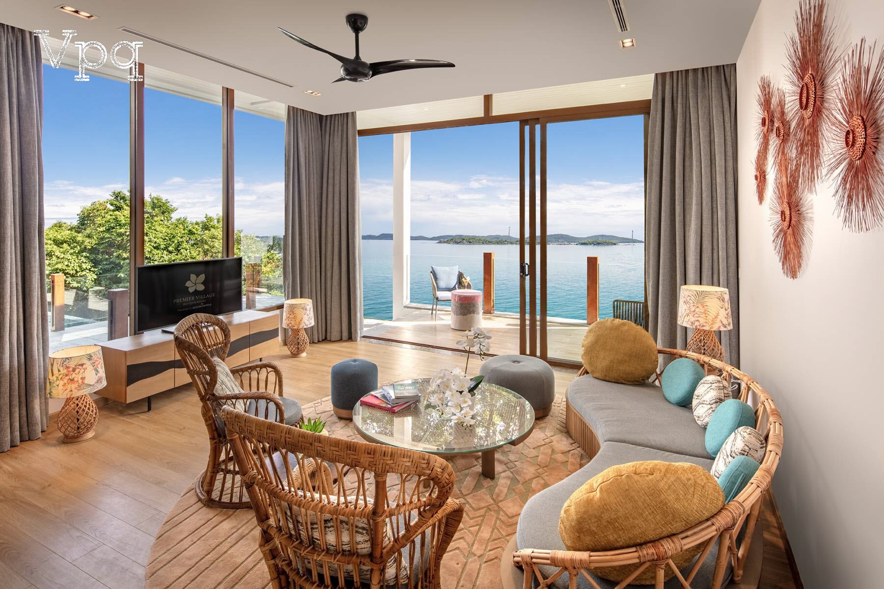 Phòng khách Eden Bay hướng biển