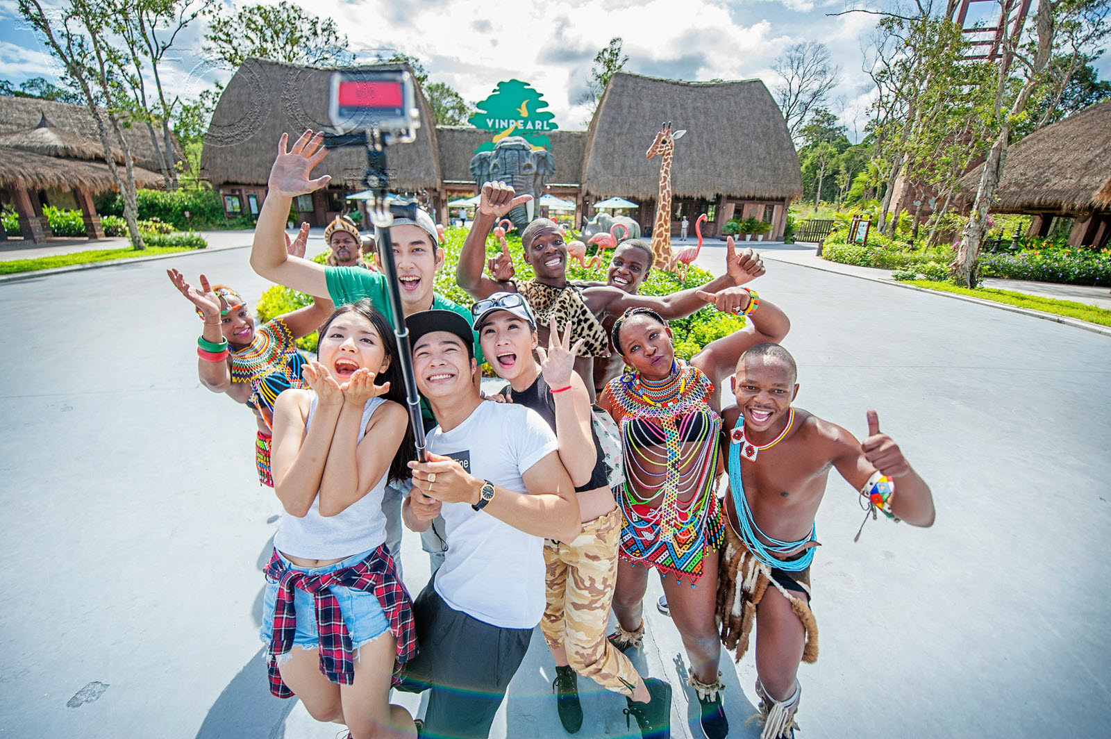 H&atilde;y c&ugrave;ng kh&aacute;m ph&aacute; Vinpearl Safari bạn nh&eacute;