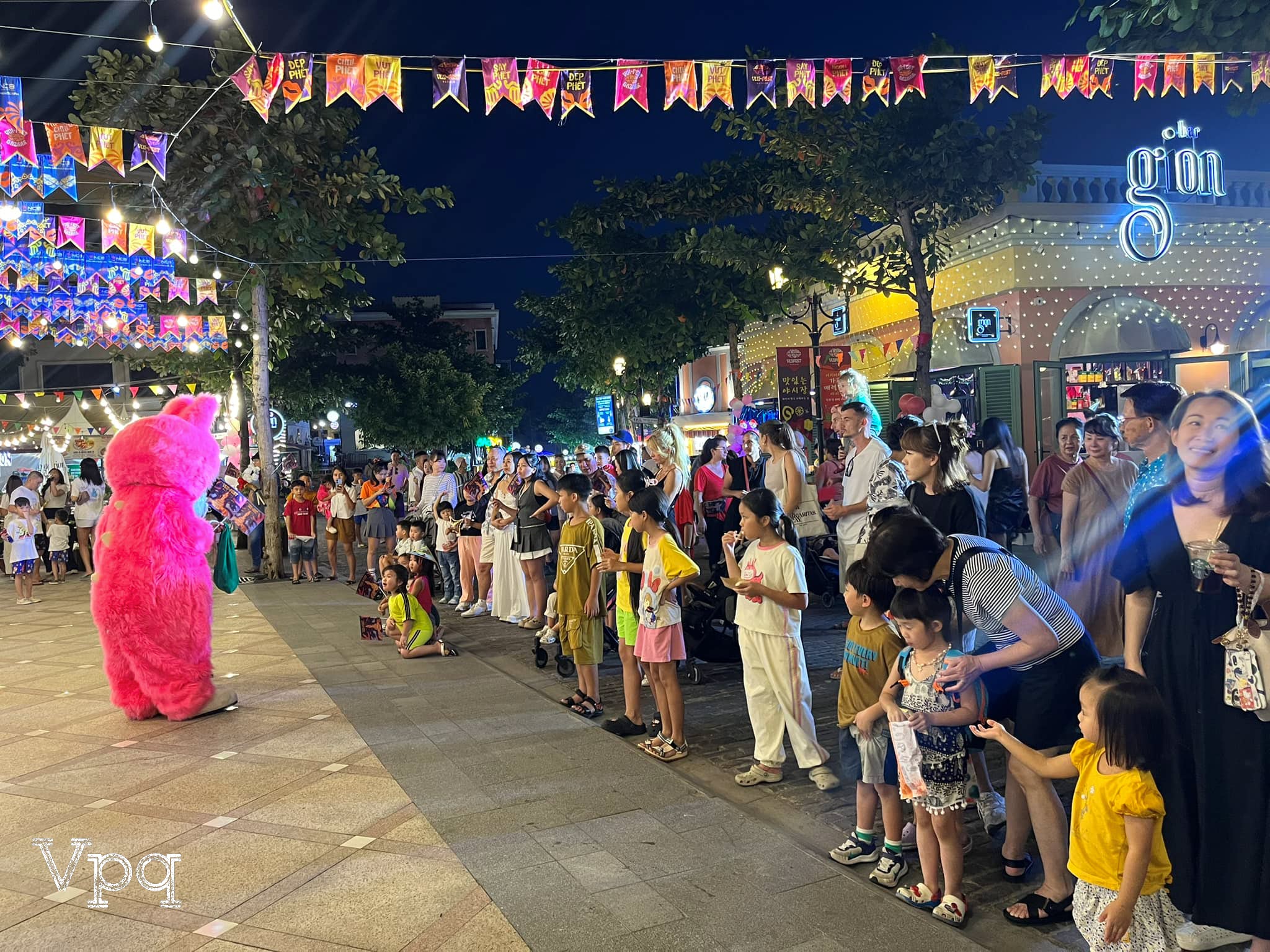 Chill chill dạo bước giữa c&aacute;c kios đậm chất s&aacute;ng tạo v&agrave; ngắm ho&agrave;ng h&ocirc;n t&ocirc; mầu biển trời mỗi chiều ĐẸP PHẾT