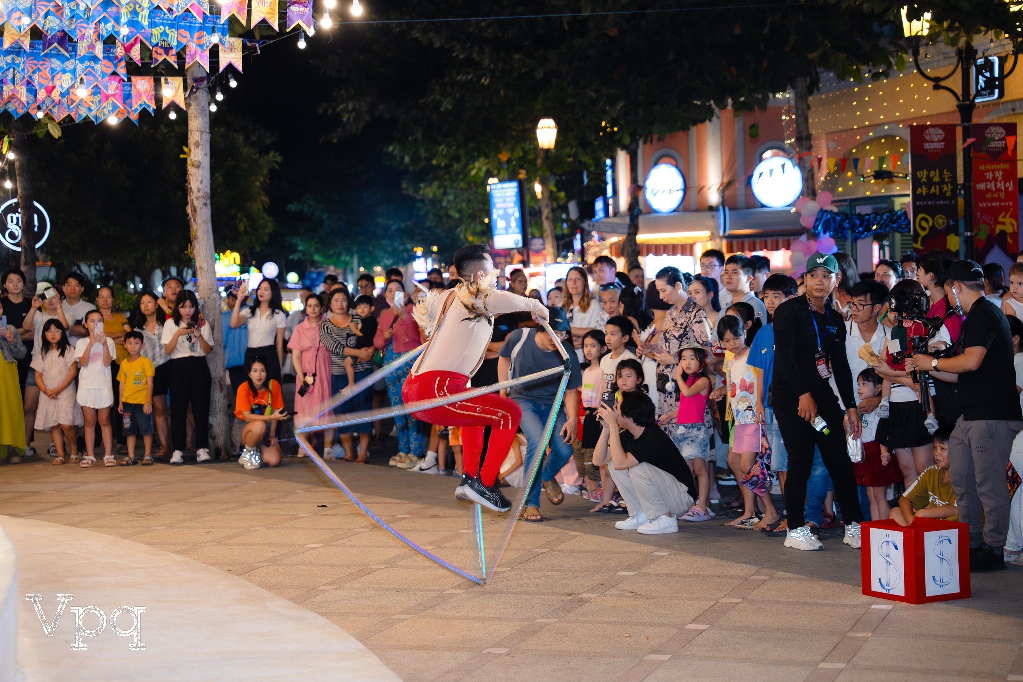 Kh&ocirc;ng kh&iacute; lễ hội tại chợ đ&ecirc;m VuiFest Bazaar Ph&uacute; Quốc