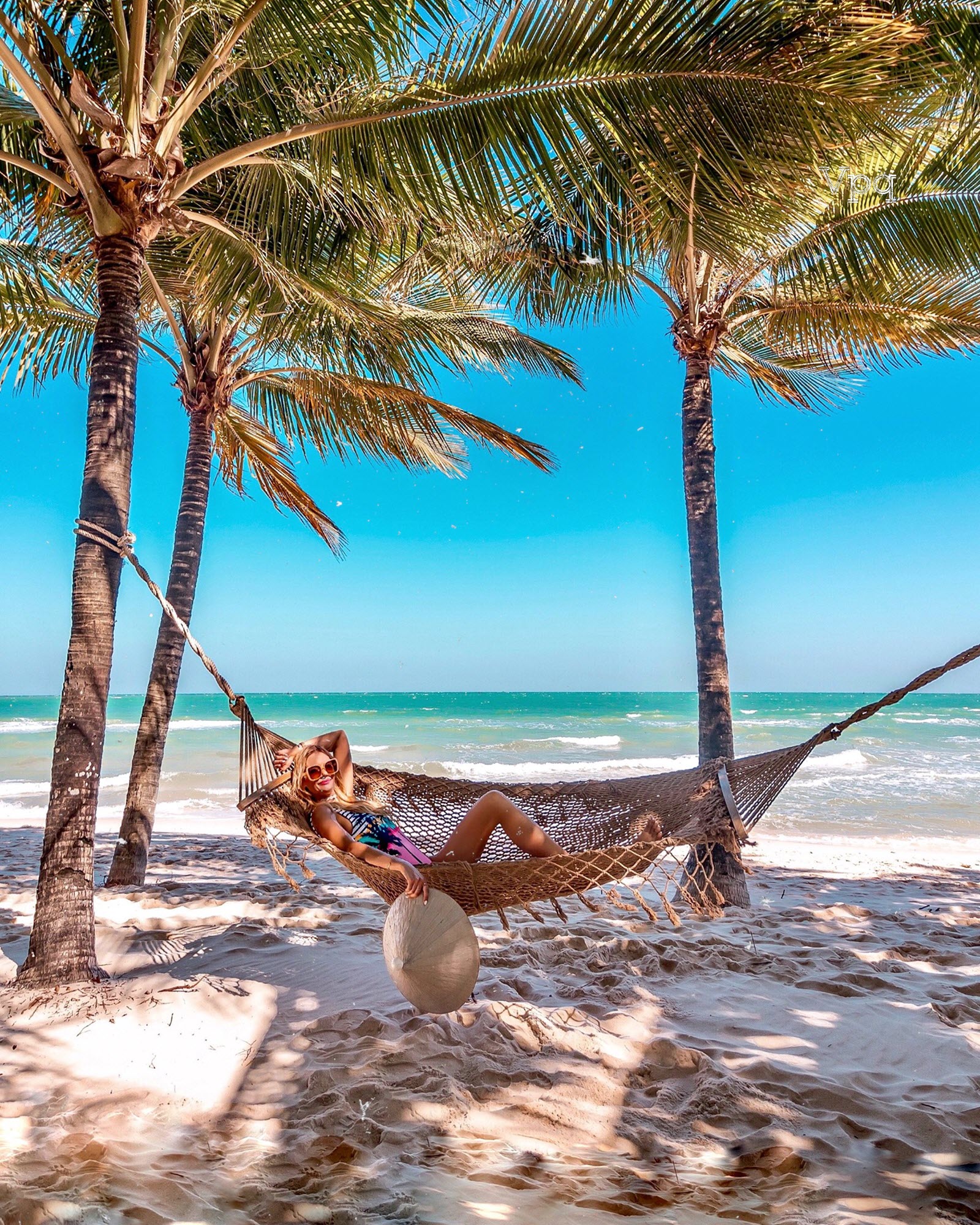 Du khách check-in tại bãi biển JW Marriot Phu Quoc Resort