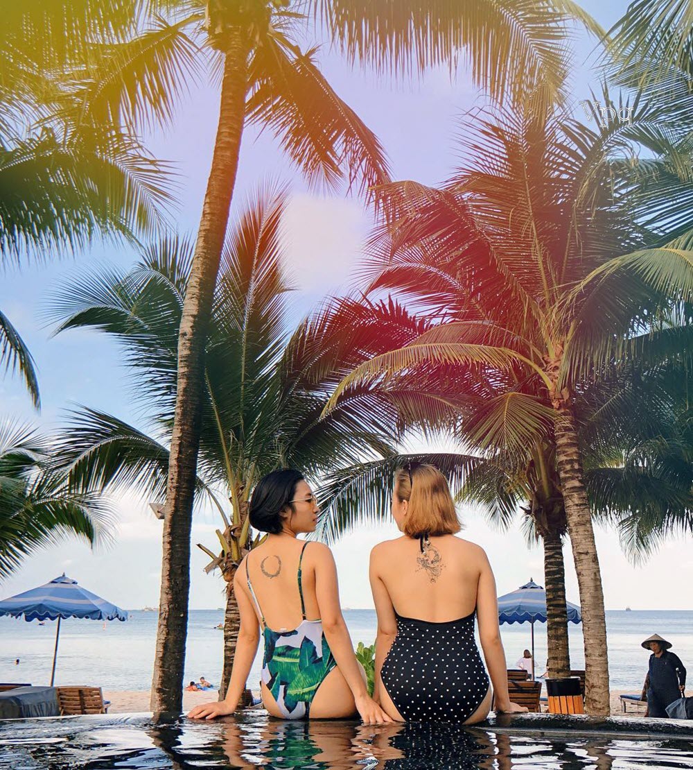 Du khách check-in tại hồ bơi Con Sò JW Marriot Phu Quoc