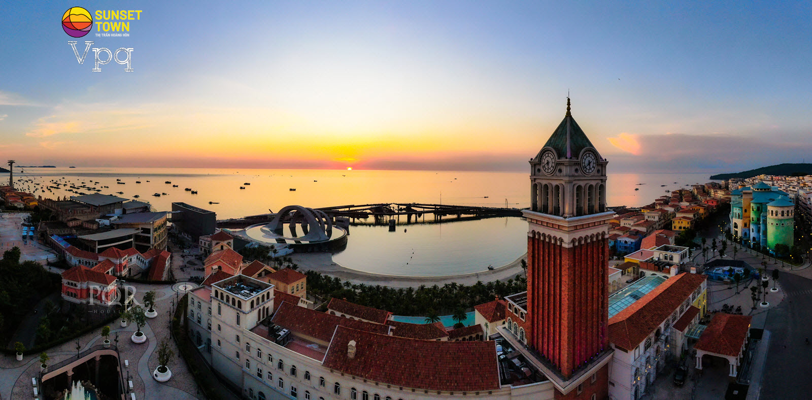 Ngắm hoàng hôn tại Sunset Town từ tháp đồng hồ Venice