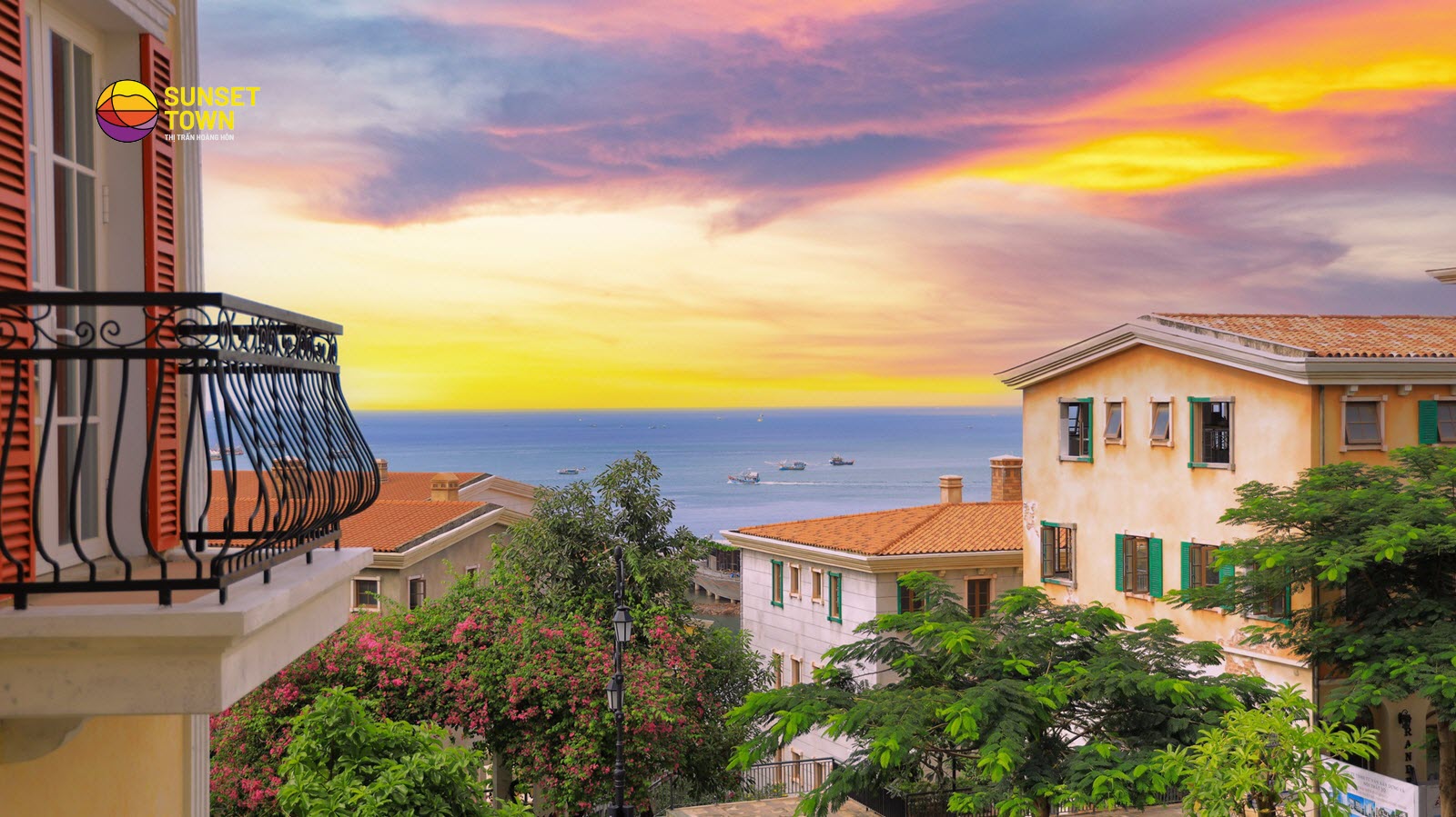 Hoàng hôn huyền ảo tại Sunset Town