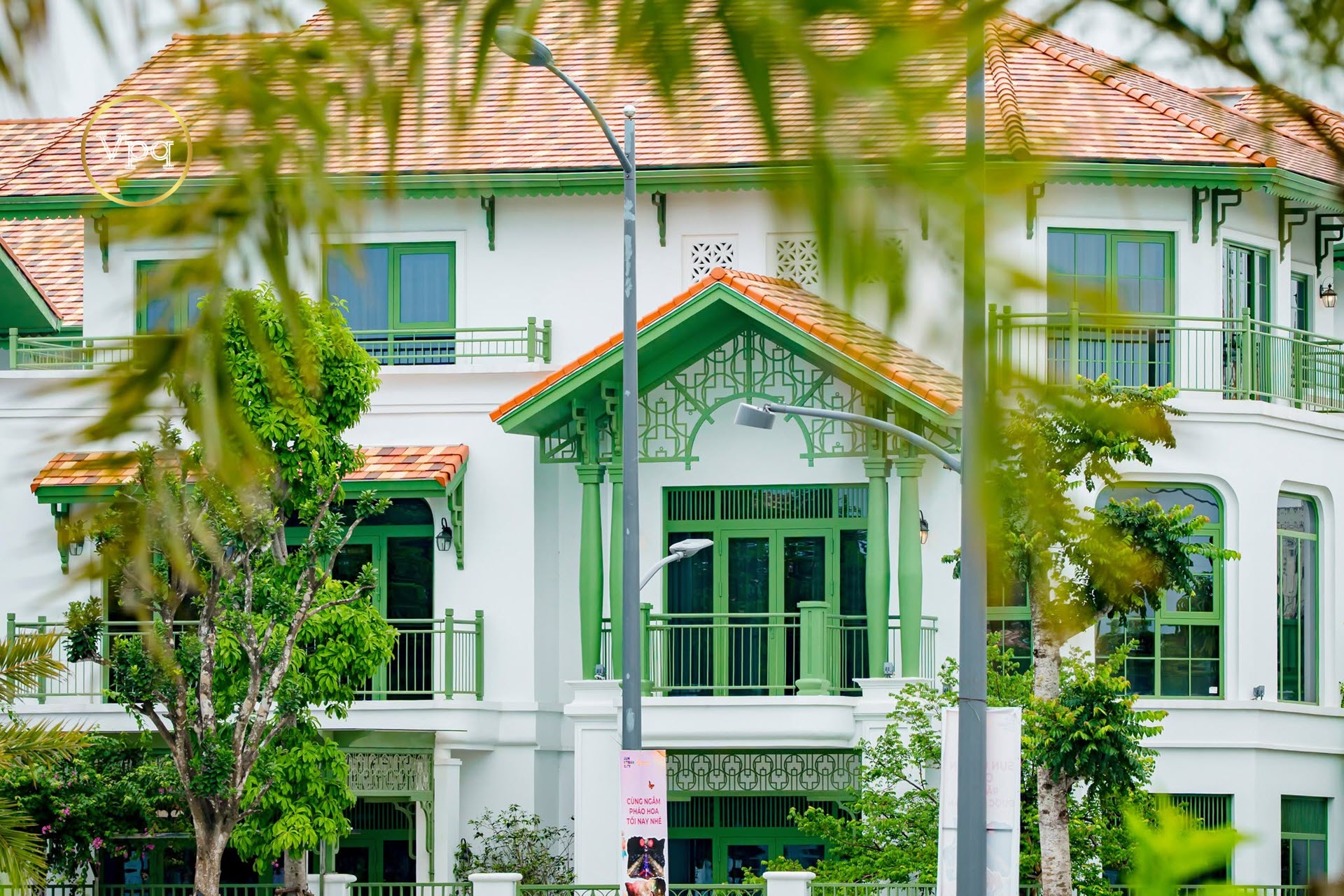 Những căn nhà thấp tầng gắn kết tựa như 1 bức tranh nghệ thuật