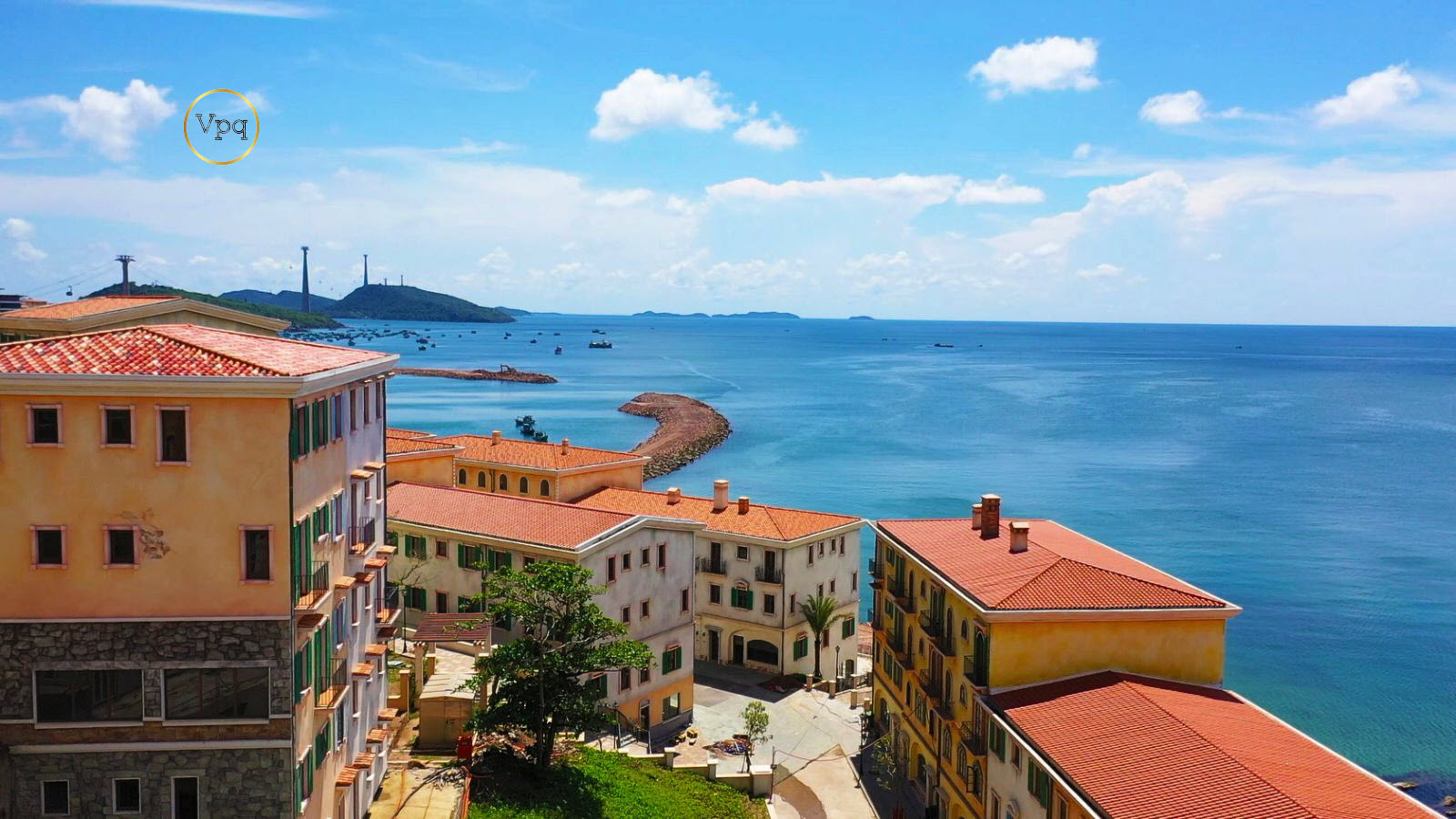 AMA103 vừa view biển, view bến cảng du lịch quốc tế từ tầng trệt và view biểu tượng Cầu Hôn từ tầng 3