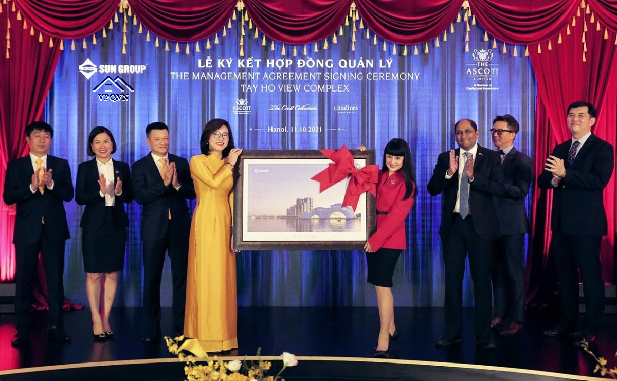 Đại diện Sun Group trao quà lưu niệm cho đại diện Ascott tại Lễ ký kết hợp tác