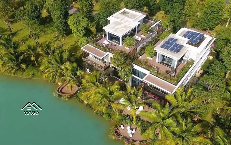 Biệt thự đảo Ecopark lộng lẫy soi bóng xuống mặt nước lấp lánh.