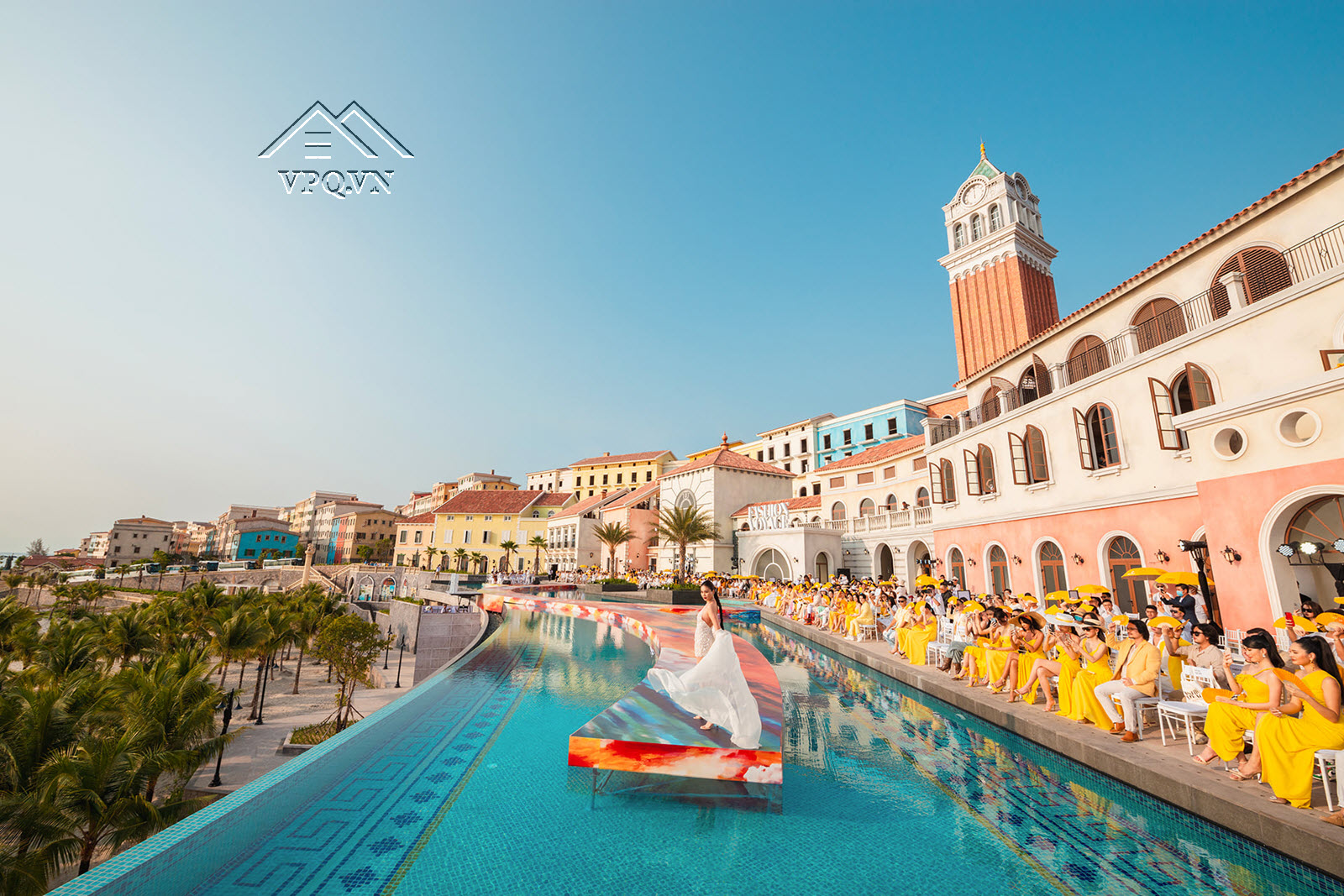Curio by Hilton Collection Ph&uacute; Quốc nằm tại Central Village đ&aacute;nh dấu sự c&oacute; mặt đầu ti&ecirc;n của thương hiệu Hilton tại đảo Ngọc.&nbsp;