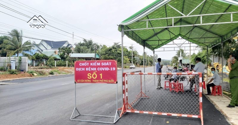 Hiện các phà chở hàng ra Phú Quốc được kiểm soát chặt người và phương tiện, không để lọt F0 vào TP Phú Quốc.