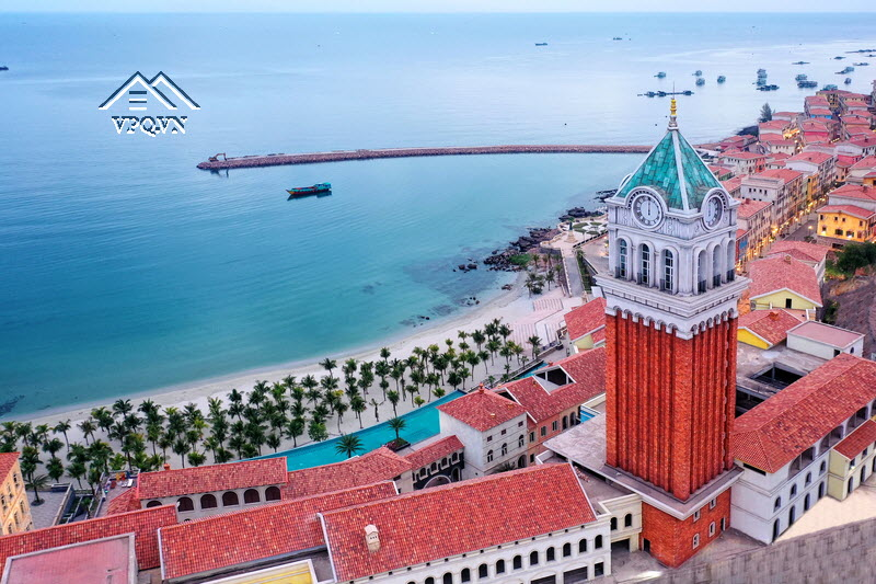 Tháp đồng Hồ Địa Trung Hải có tên Venice tại trung tâm tiện ích Central Village
