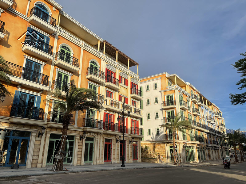 Vỉa hè mặt tiền Shophouse The Center đã được CĐT trồng thêm cây dừa