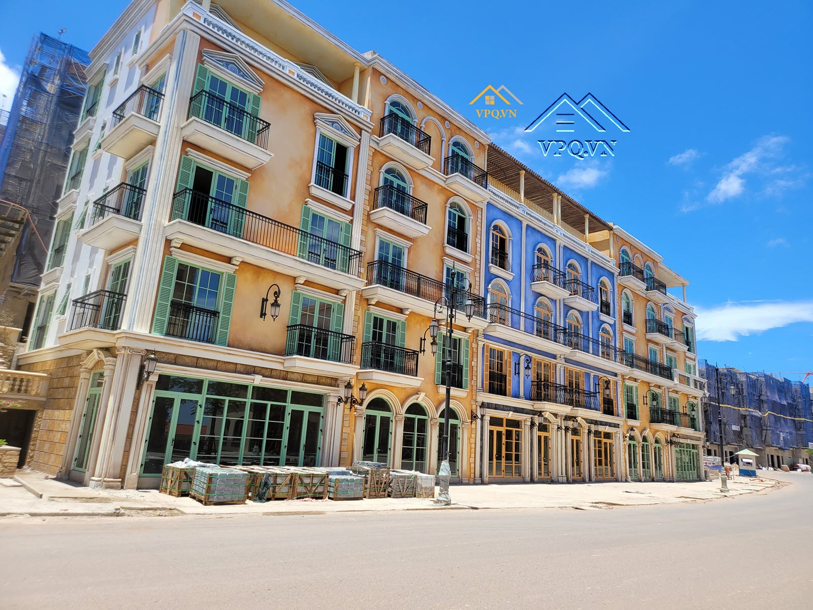 Tiến độ Shophouse The Center Phú Quốc tháng 9/2021 đã hoàn thiện mặt ngoài