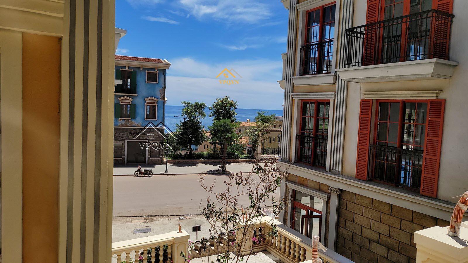 Góc view từ đường đi dạo bộ Shophouse The Center