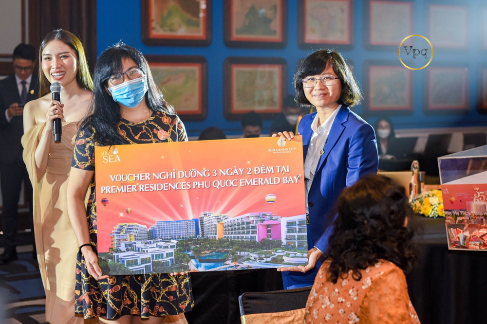 Khách mời tham dự sự kiện may mắn nhận được voucher nghỉ dưỡng từ ban tổ chức