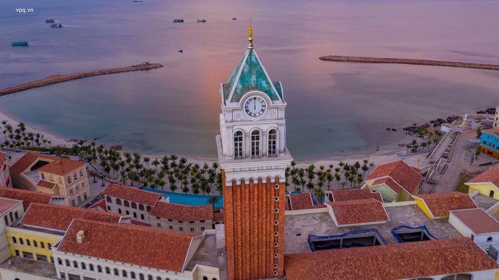 Cầu Hôn Phú Quốc nhìn từ tháp đồng hồ Venice cao 75m