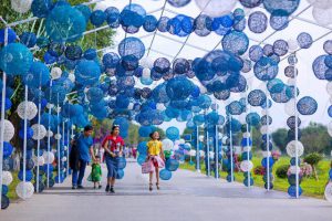 Con đường màu xanh với những trái cầu tuyệt đẹp tại Swan Lake Park