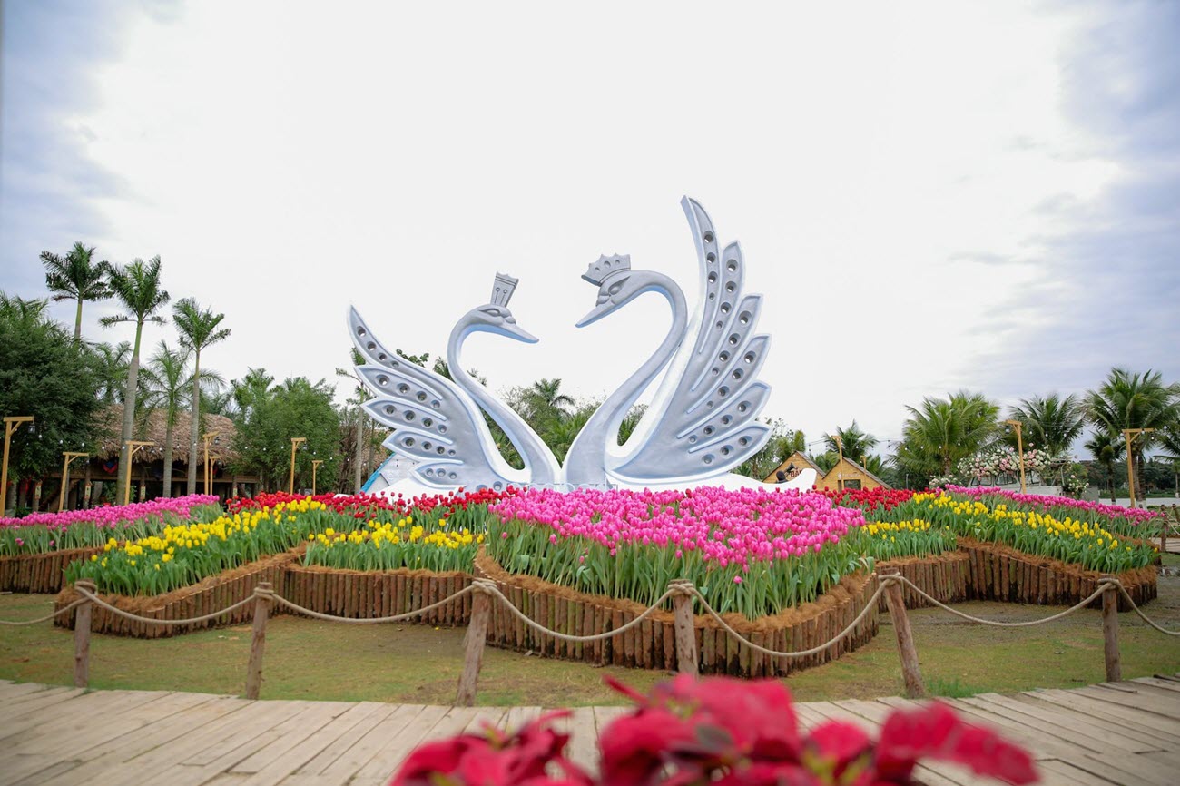 Biểu tượng 2 chú Thiên Nga tại Swan Lake Park Ecopark