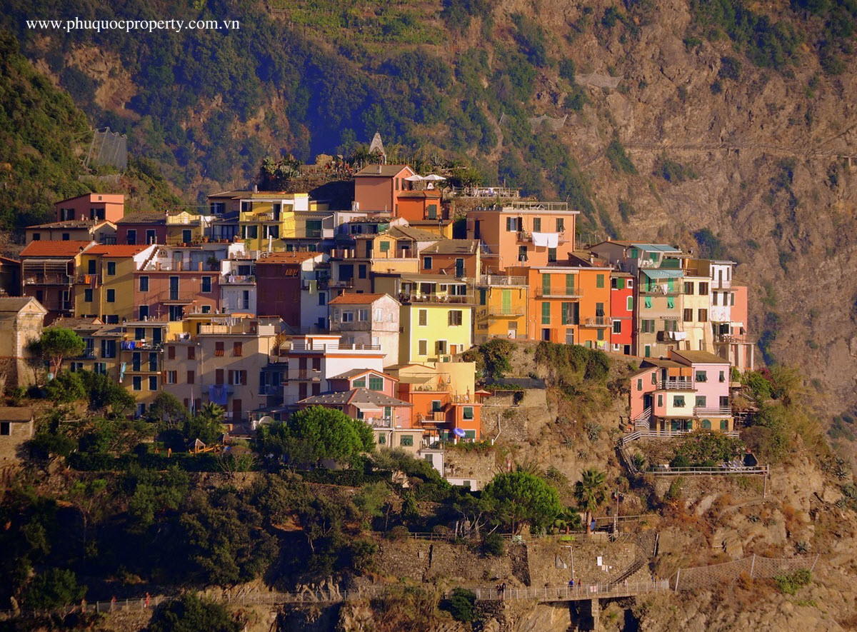 Trong ảnh là làng Corniglia, Địa Trung Hải. Ảnh: Gianni Crestani.