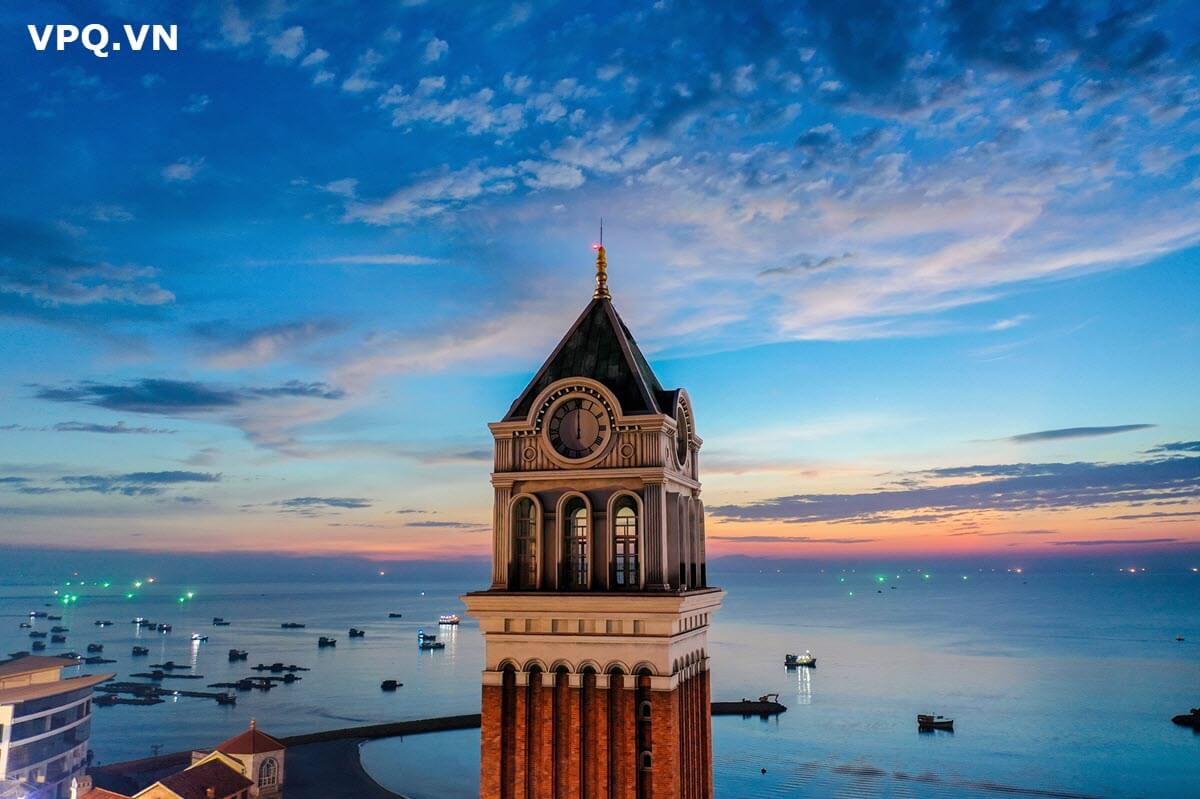 Tháp đồng hồ Venice cao 75m tại Central Village Địa Trung Hải